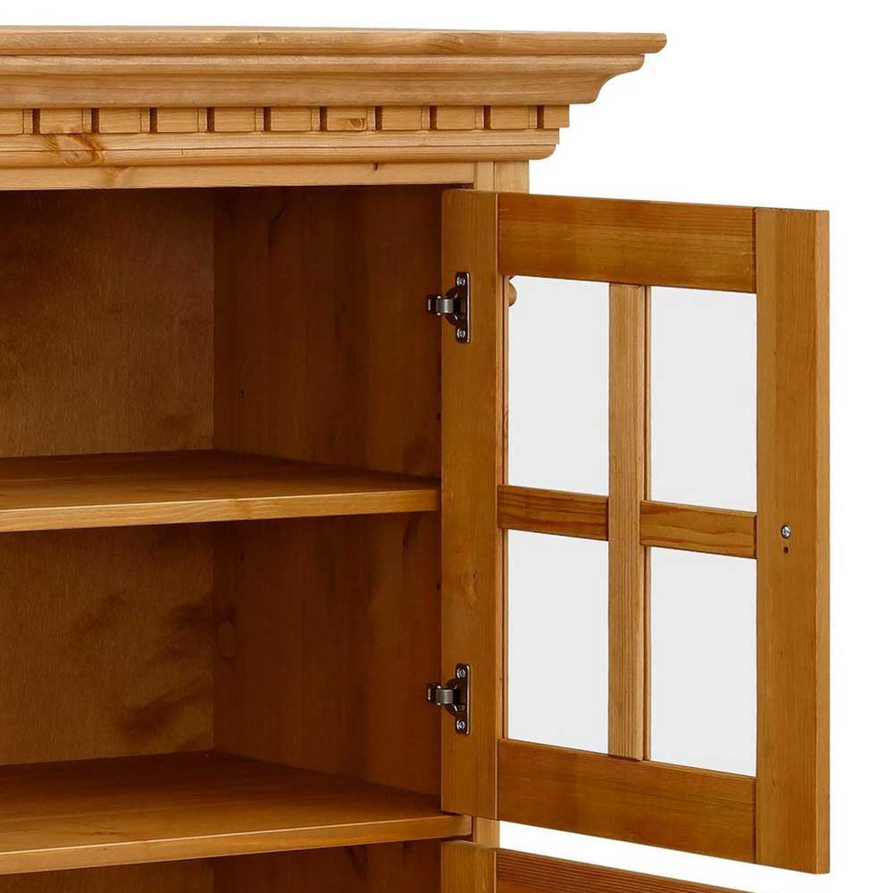 Innenansicht des Landhaus Highboards mit verstellbaren Einlegeböden und geöffneter Glastür – Fausanda