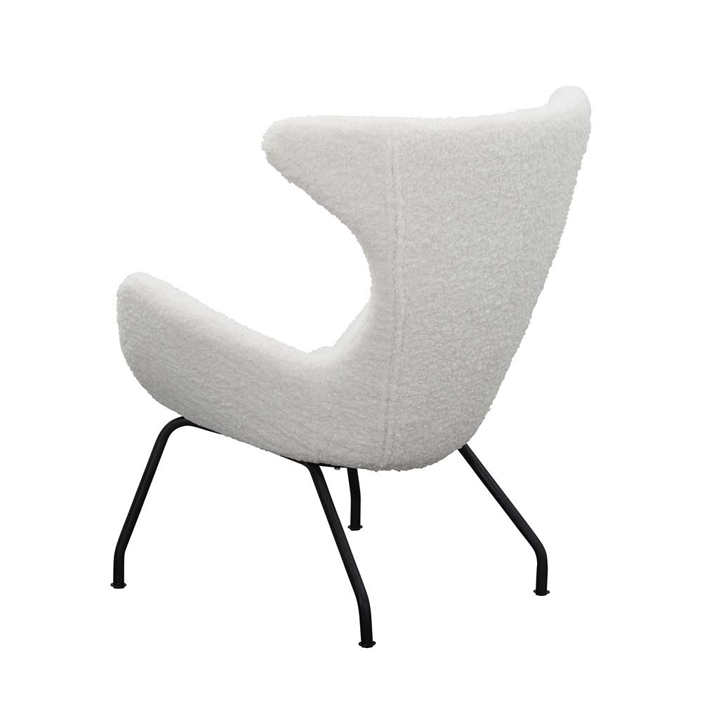 Schräge Rückenansicht des eleganten Relaxsessels aus weißem Kunstfell mit schlanken Beinen – Nicrobar