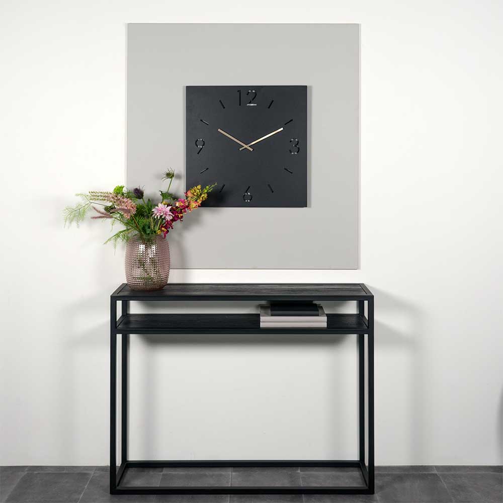 Design Wanduhr quadratisch in Schwarz über einer schwarzen Konsole im modernen Flur – Britain