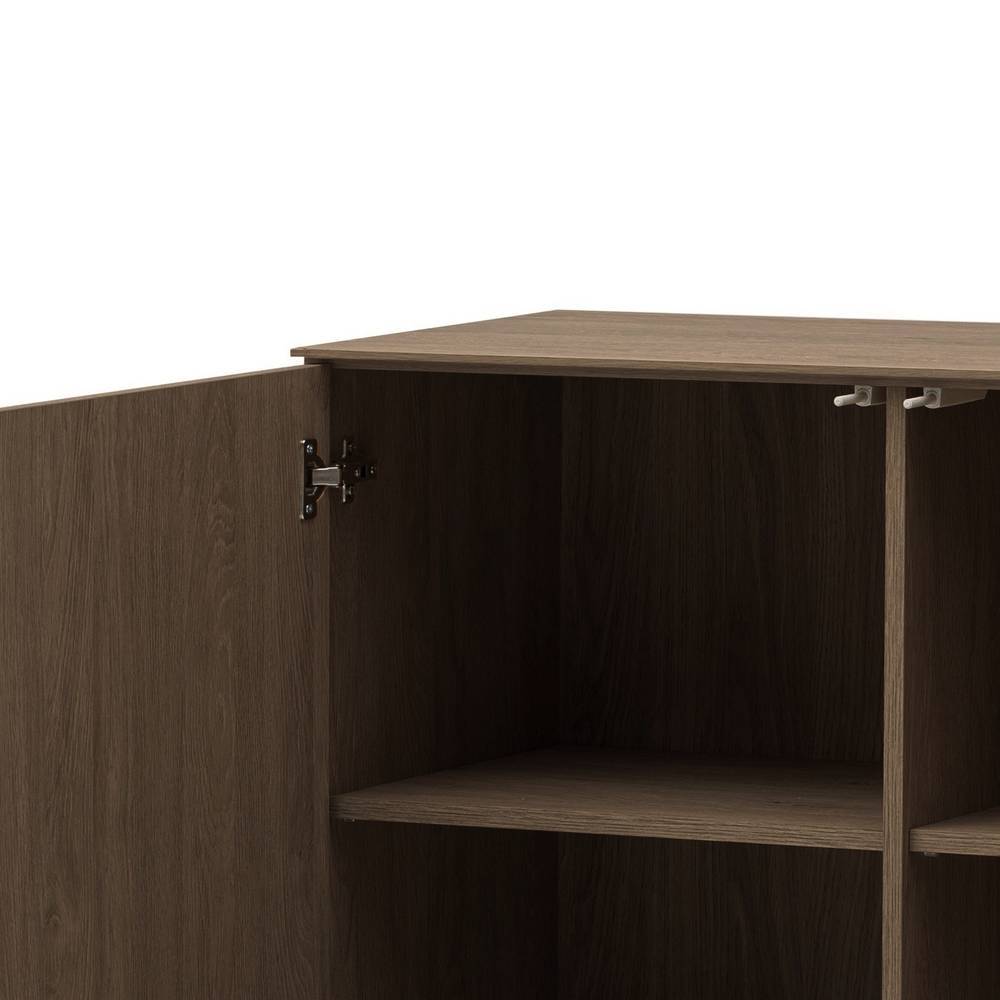 Offene Tür des Sideboards in Nussbaum Holzoptik mit sichtbaren Innenfächern und Regalböden – Julado