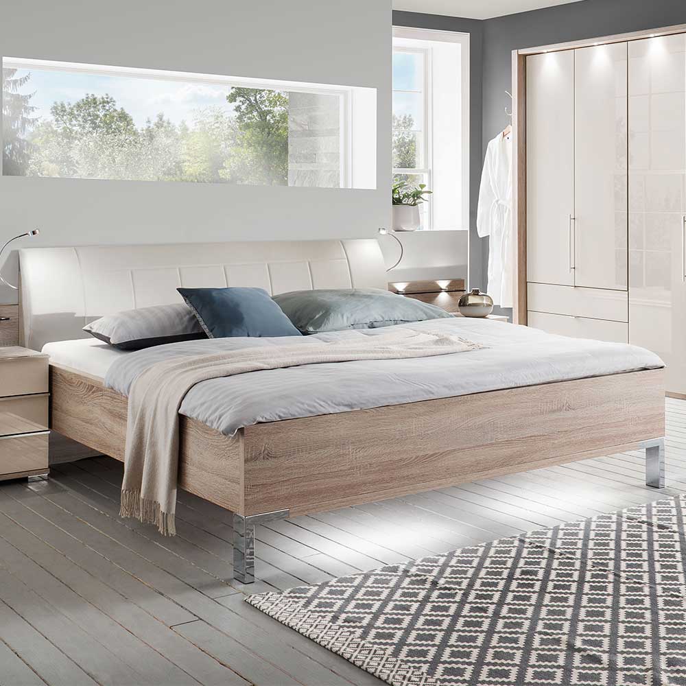 Modernes Doppelbett aus Holz mit weißem Kopfteil und LED-Beleuchtung im Schlafzimmer – Rativian