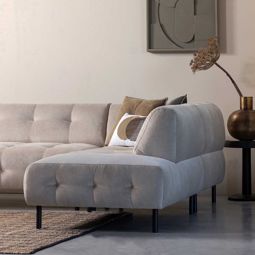 Cremefarbenes Samt Ecksofa mit Recamiere und eleganten schwarzen Füßen im modernen Wohnzimmer – Montreneva