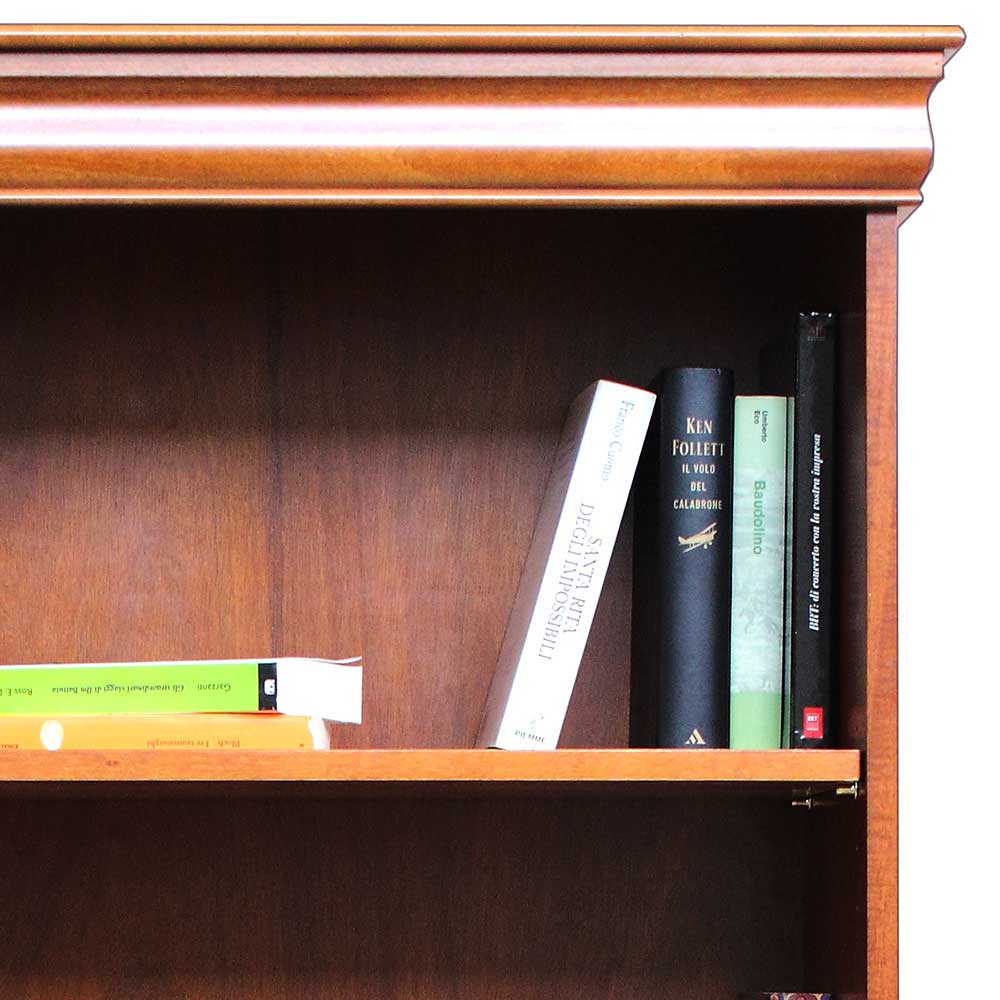 Offenes Holzregal eines Bücherschranks mit eleganter oberer Abschlussleiste – Kimms