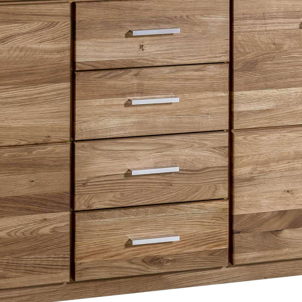 Mittlerer Bereich des Wildeiche Sideboards mit fünf schmalen Schubladen für viel Stauraum – Maila
