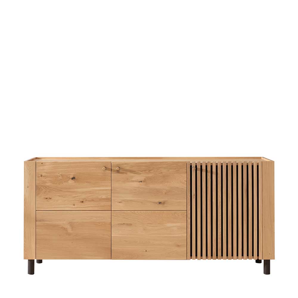 Frontansicht des Wildeiche Sideboards mit vier Türen und Lamellen-Design – Valouis