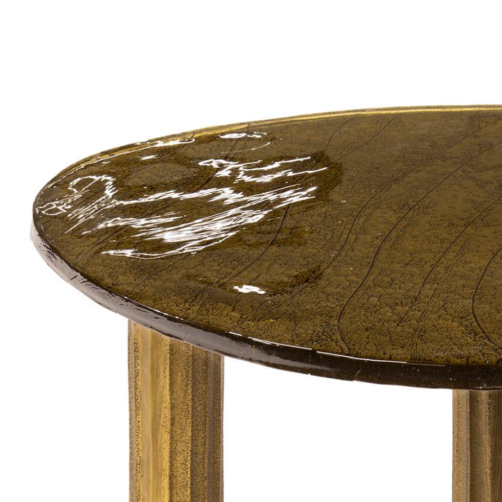 Ovaler Gussglas-Couchtisch in Altgoldfarben mit glänzender Oberfläche und robusten Beinen – Mysore
