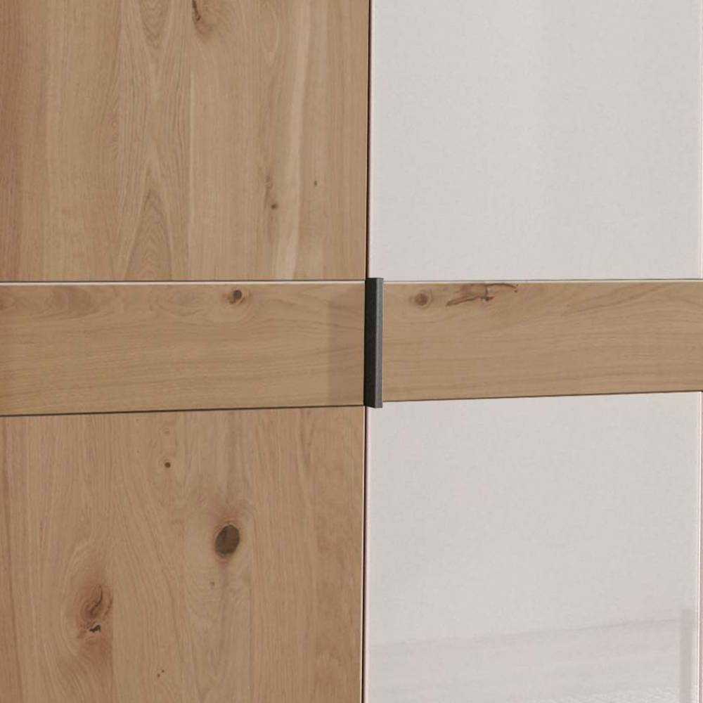 Detail des Schlafzimmerschranks mit Querstreifen in Eiche-Optik und dezentem Türgriff – Crucav