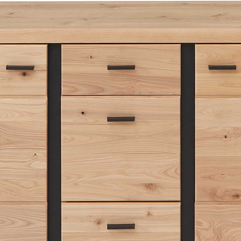 Detail der drei Schubladen der Kombi-Kommode aus hellem Massivholz mit schwarzen Griffen – Latenda