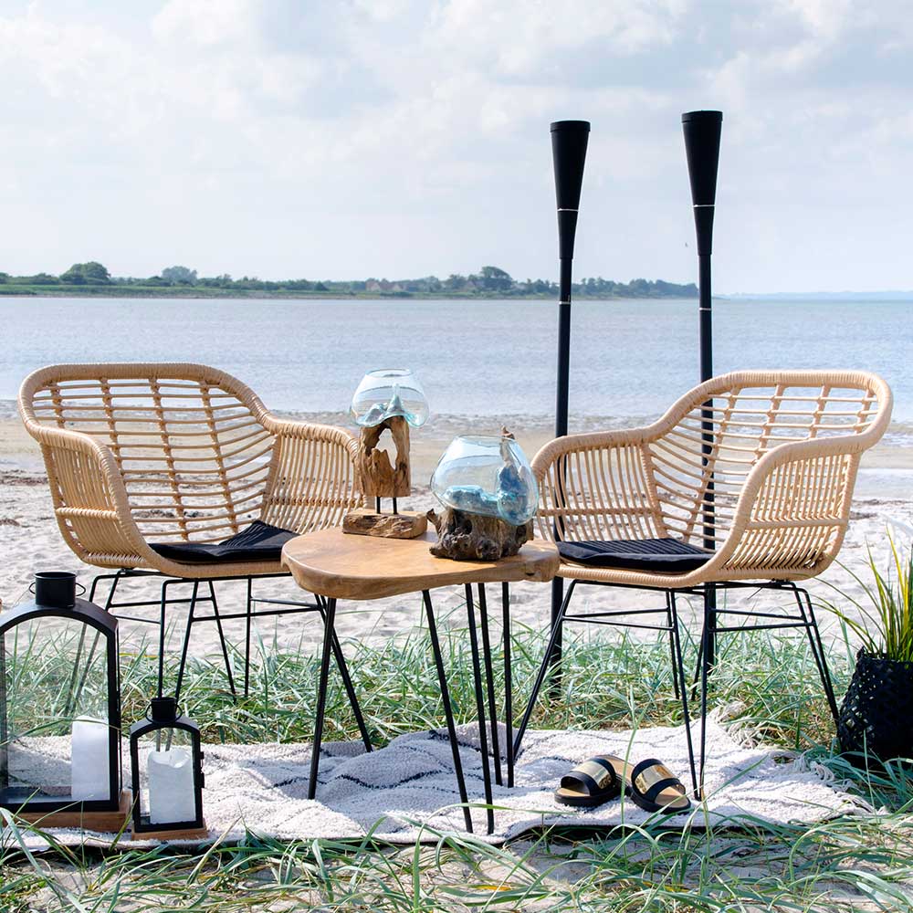 Zwei beige Rattan Geflechtstühle als 2er Set für den Strand oder Garten – Ambo