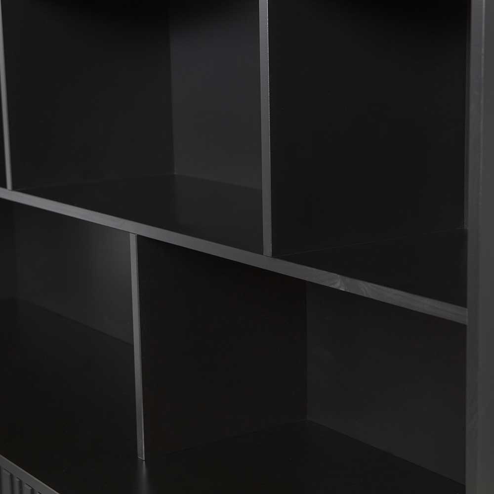 Detailansicht der offenen Regalfächer des schwarzen Sideboards – Princiva