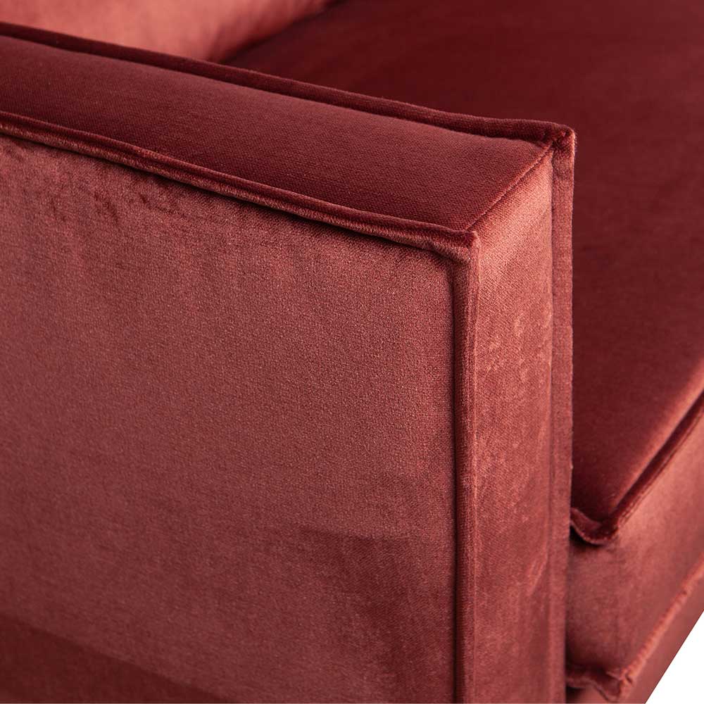 Detail der oberen Ecke der Armlehne mit Nähten und rotbraunem Samtstoff der Couch – Enzing