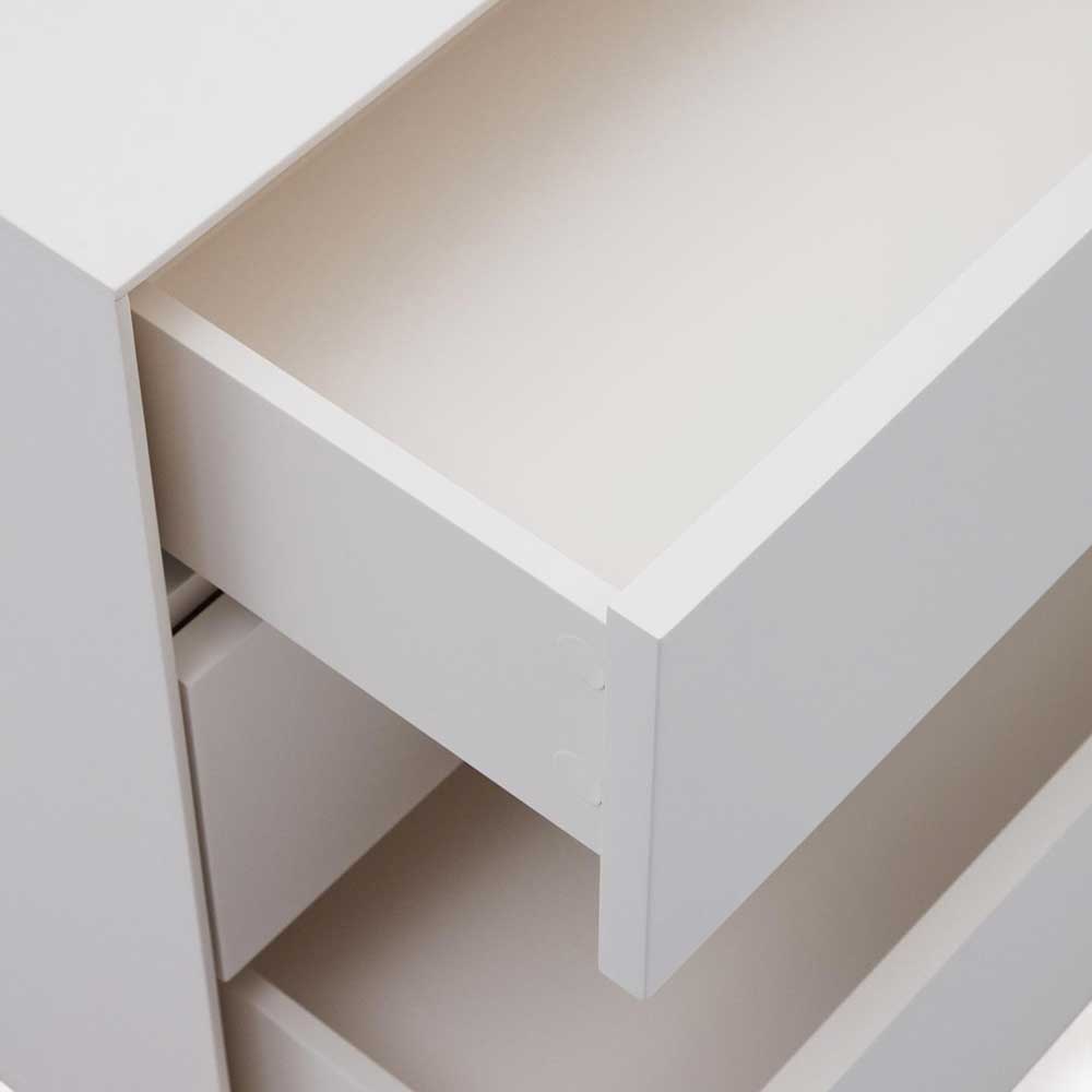 Obere Schublade der weißen Kommode vollständig geöffnet mit hellem Innenraum – Dresconio