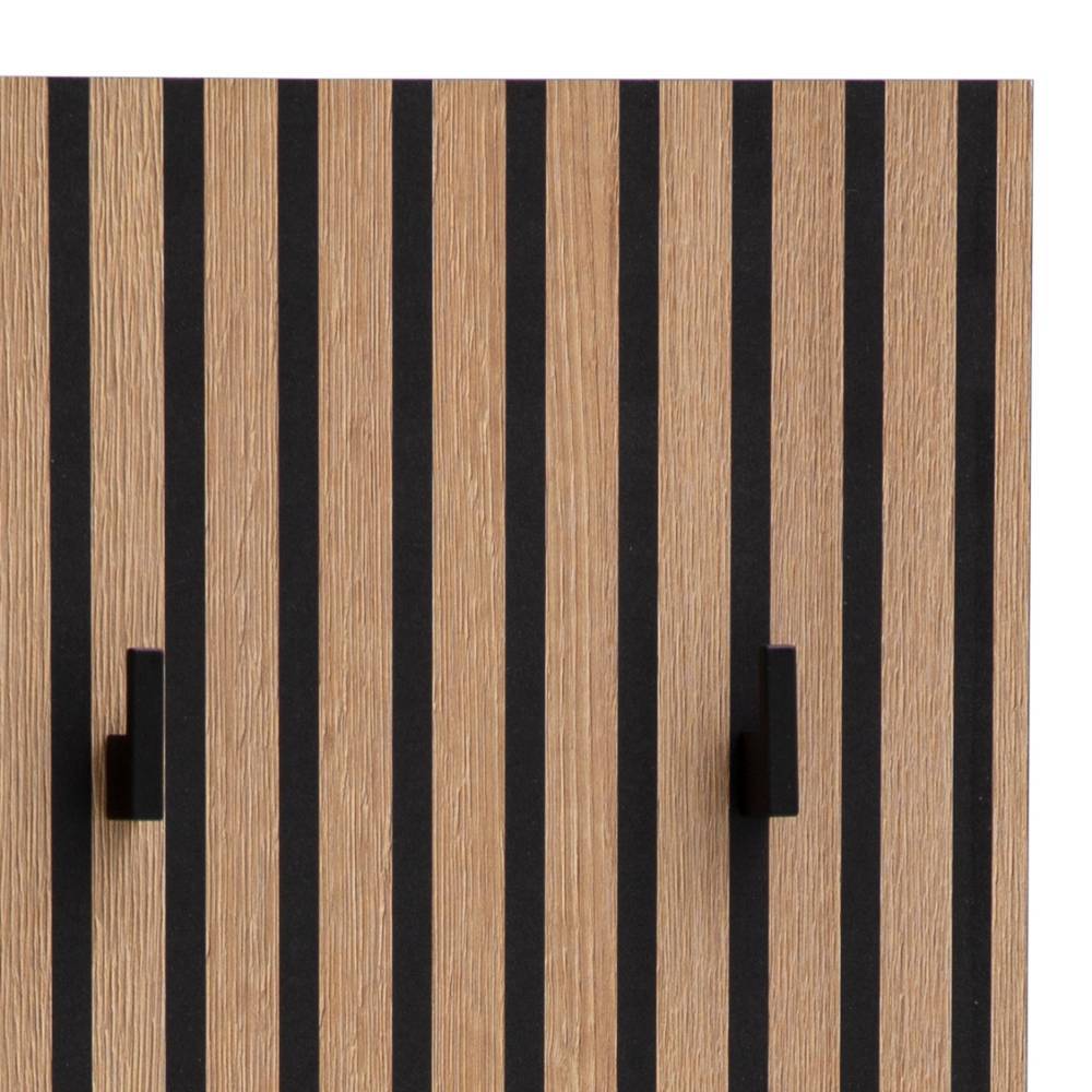 Zwei schwarze Kleiderhaken an Holz Garderobenpaneel in Akustikpaneel Optik – Diomede