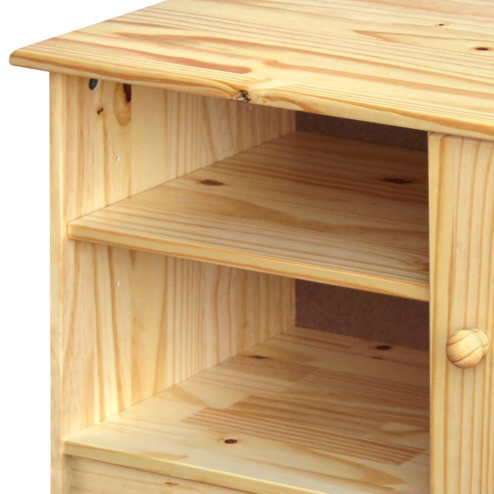 Offene Ablagefächer des TV Boards aus Kiefernholz mit sichtbarer Holzmaserung – Ekorena