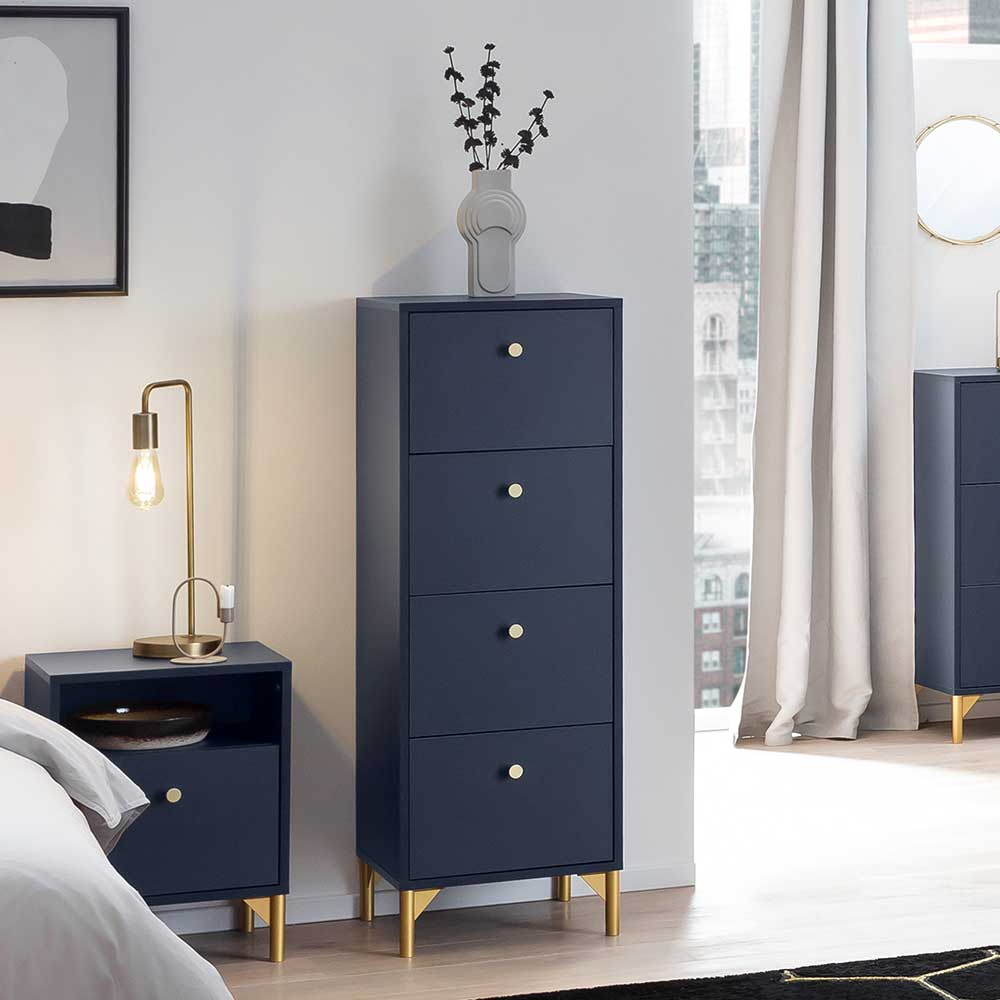 Dunkelblaue hohe Kommode mit vier goldenen Griffen und Beinen im Schlafzimmer – Inbano