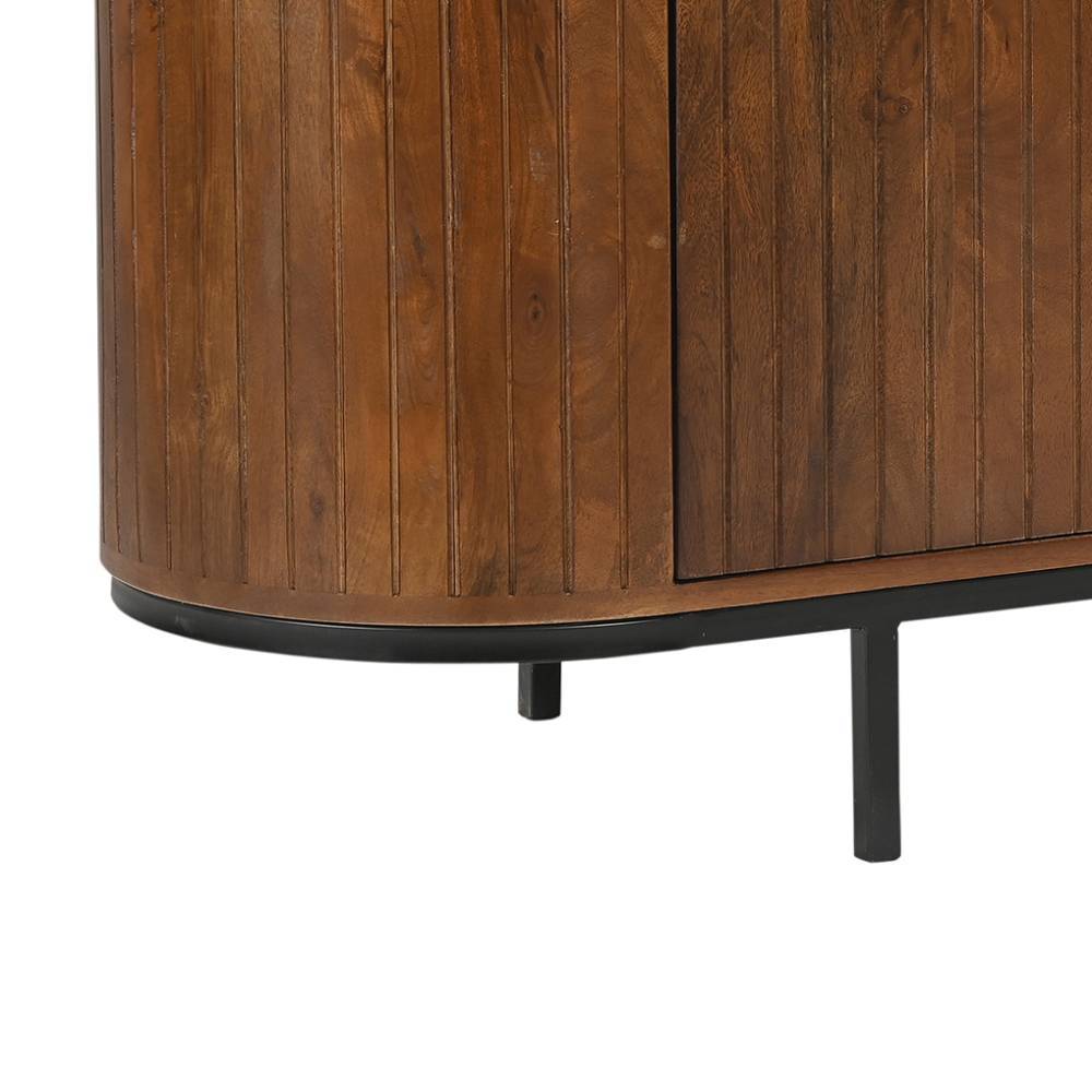 Gerundete Seite des Retro Design Lowboards aus Mangoholz mit geriffelter Front und schwarzem Metallgestell – Galadira