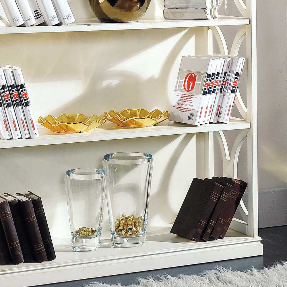 Untere Ablageflächen des weißen stilvollen Bücherregals für Wohnzimmer-Accessoires – Baciare