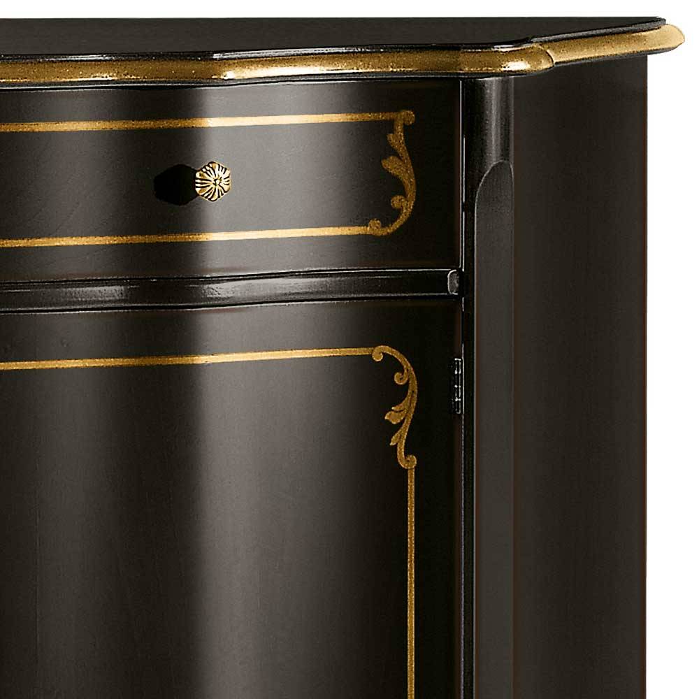 Detailansicht der oberen Schublade der Kommode mit goldener Umrandung und Griff – Julya