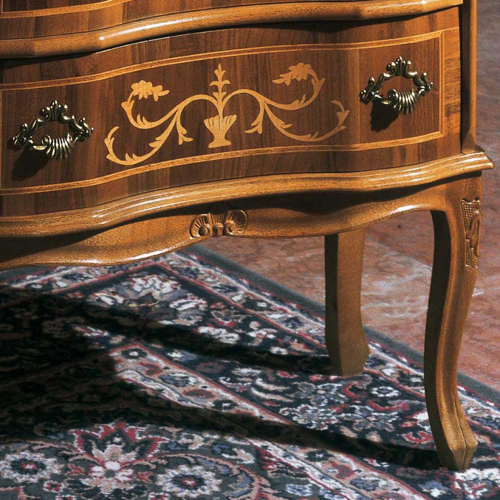 Antike Kommode Nussbaum mit geschwungenen Möbelfüßen, verzierter unterer Schublade und elegantem Design – Agosto