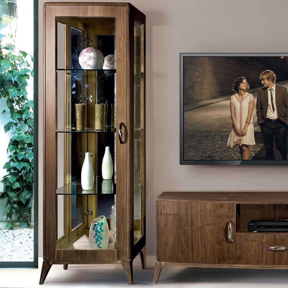 Retro Vitrine in Nussbaumholz mit Glasfront neben passendem TV-Lowboard für das Wohnzimmer – Gralaz