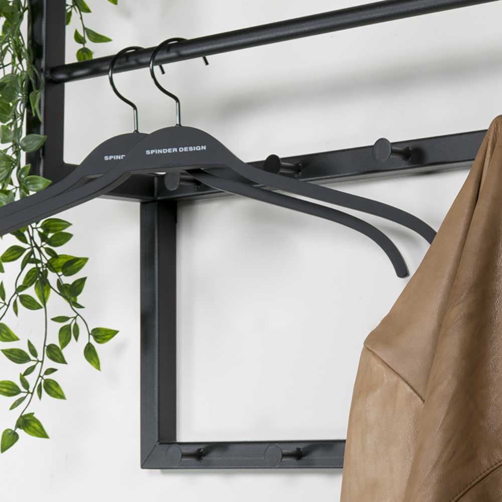Schwarze Garderobenstange mit Kleiderbügeln und brauner Jacke an einem Haken der Hängegarderobe – Lundreo