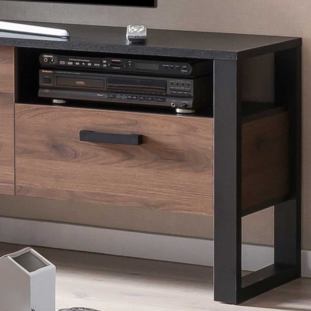 Detail des TV Boards mit Elektronikfach und Schublade in Holzmaserung mit schwarzen Griffen – Dudleys
