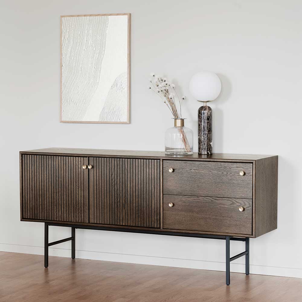 Dunkles Eiche Retro Sideboard mit geriffelten Türen, zwei Schubladen und goldfarbenen Knöpfen – Cuzliav