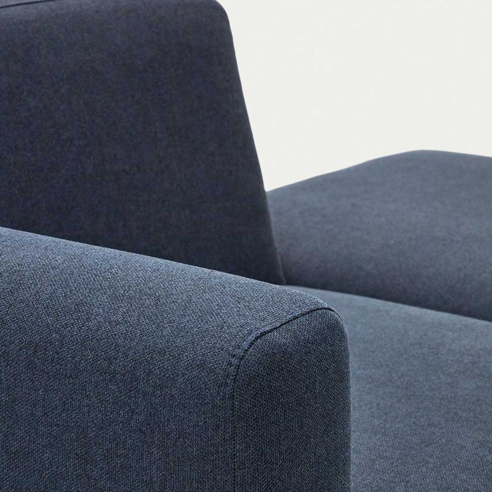 Blaue Stoffpolsterung der Armlehne und Rückenlehne der modularen Recamiere – Fouzi