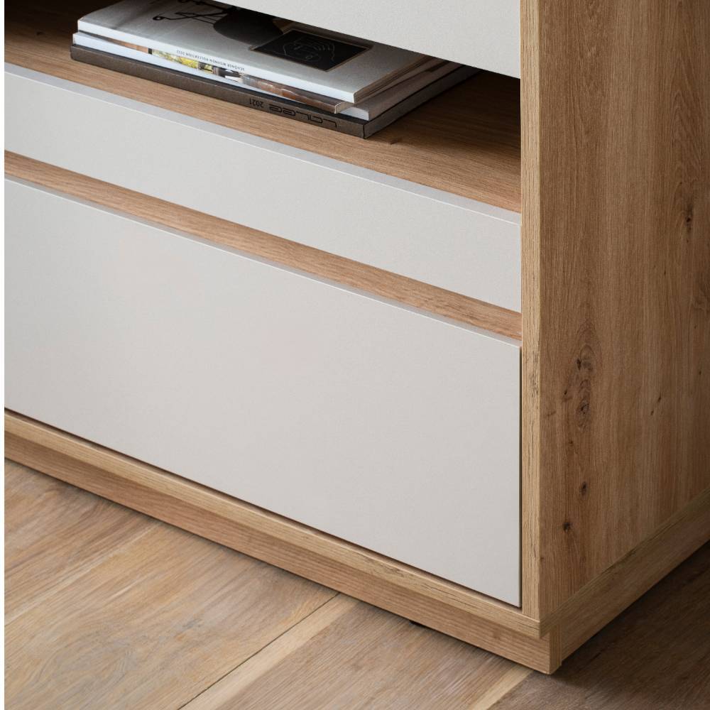 Detail der weißen Schubladenfront und der Wildeiche Holzoptik des TV Boards – Spain