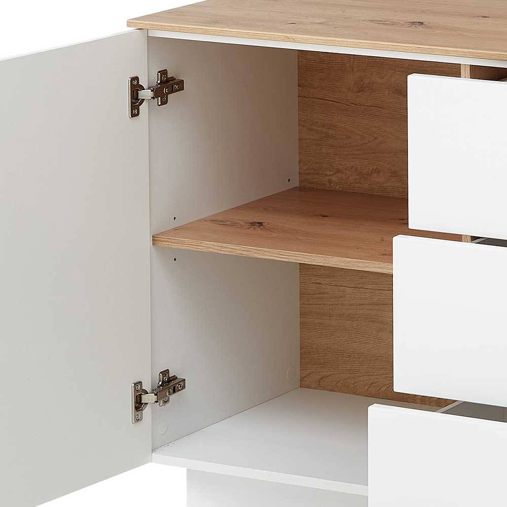 Innenansicht des Sideboards mit verstellbarem Holzeinlegeboden hinter weißer Tür – Astaran