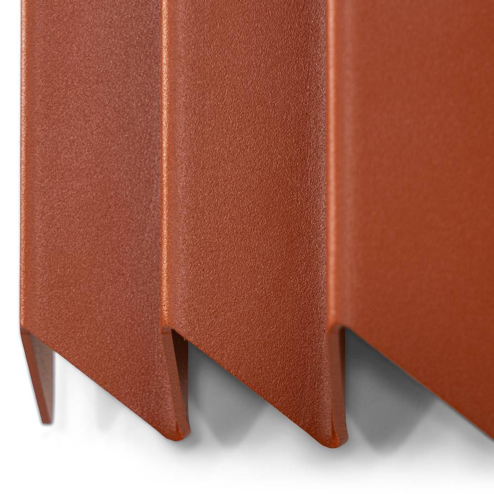 Strukturierte Oberfläche der rotbraunen Designgarderobe mit feinen Details – Marie