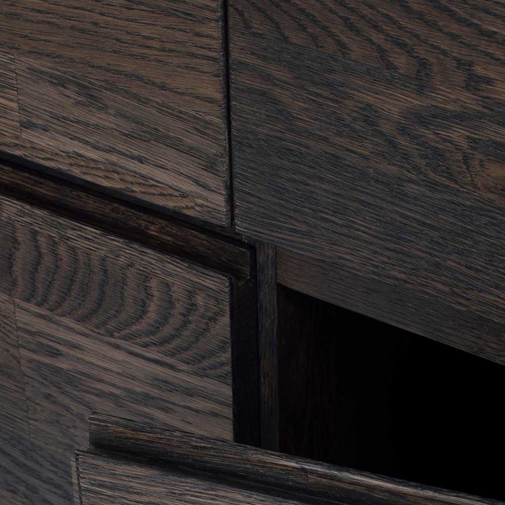 Spalt zwischen Schublade und offener Tür des Eichen Sideboards in Rauchfarben – Namac