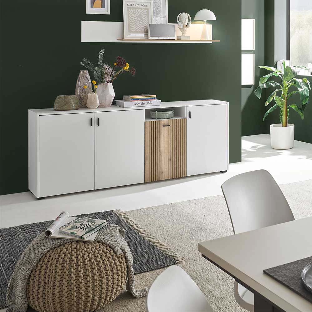 Modernes Sideboard weiß mit Holzlamellen und vier Türen im Wohnbereich – Nenaloro