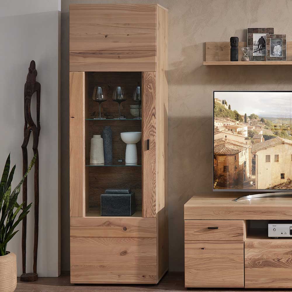 Hohe Vitrine aus massivem Holz mit Glastür und Fächern als Teil des Wohnwand-Sets – Cymbal