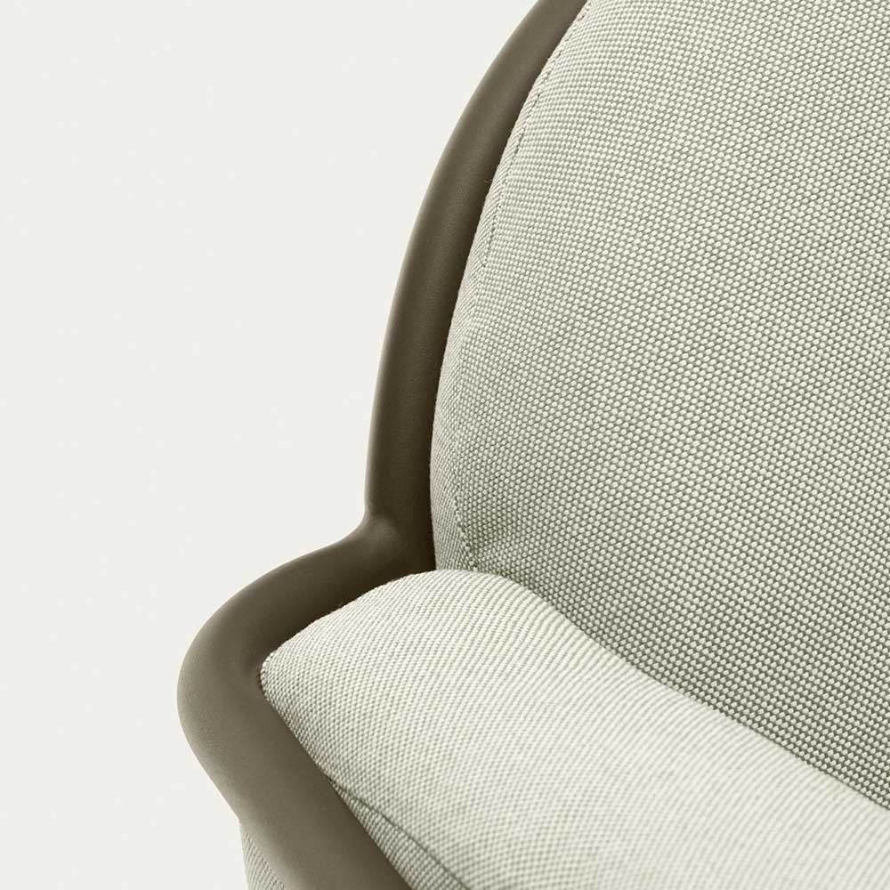 Graugrünes Gartensofa mit strukturierter Polsterung und stabiler Metallarmlehne für den Außenbereich – Ocna