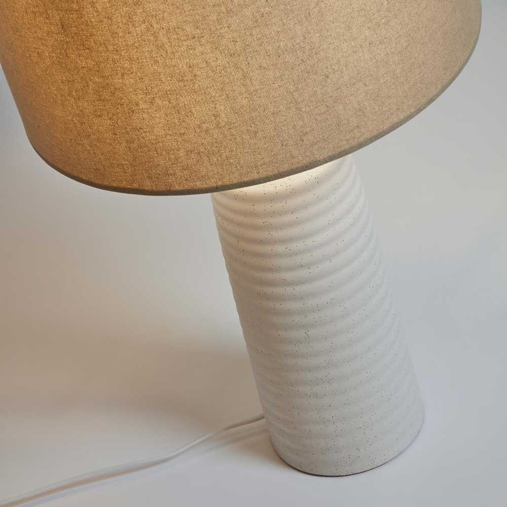 Tischlampe mit Keramik in Weiß - Laota