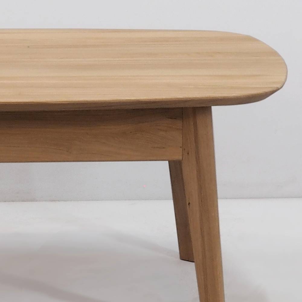 Seitenansicht des Sofatisches mit feiner Holzmaserung und stabiler Konstruktion – Mona