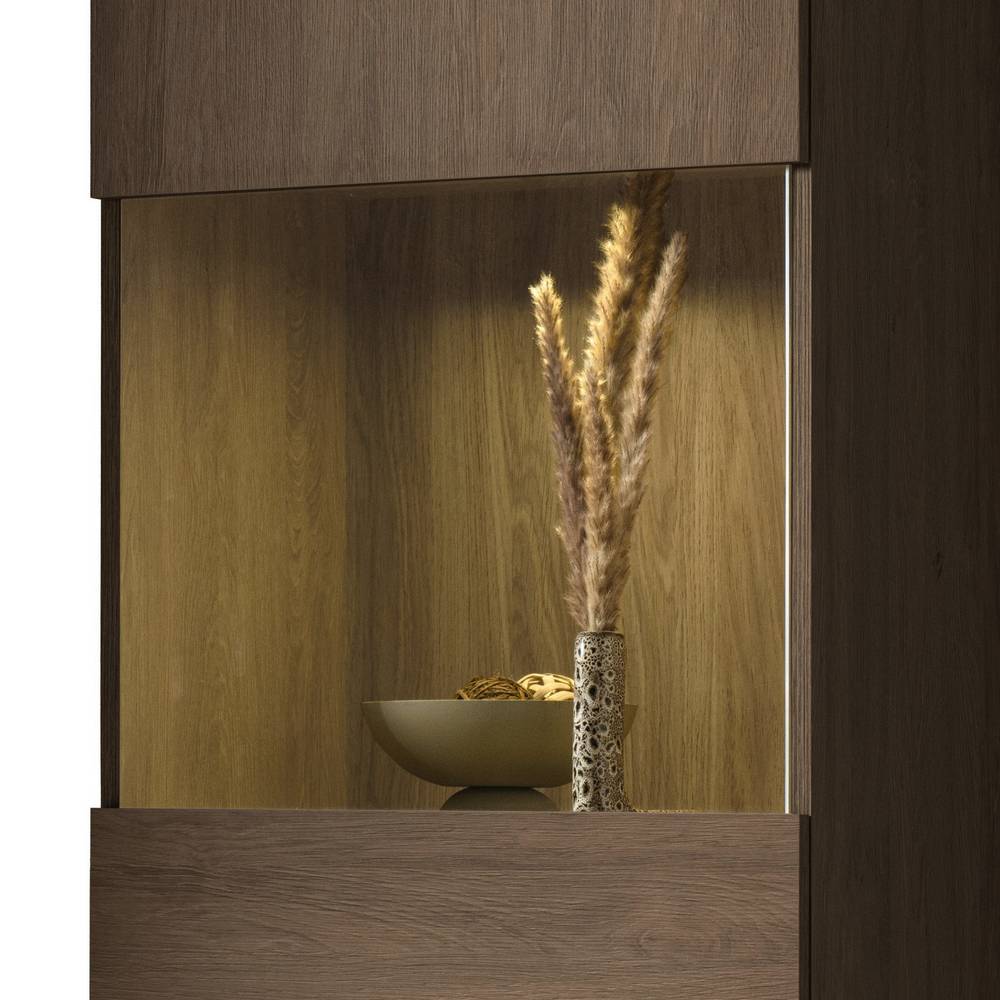Beleuchtetes Vitrinenfach des Schrankes in warmer Nussbaum Optik für stilvolle Dekoration – Julado