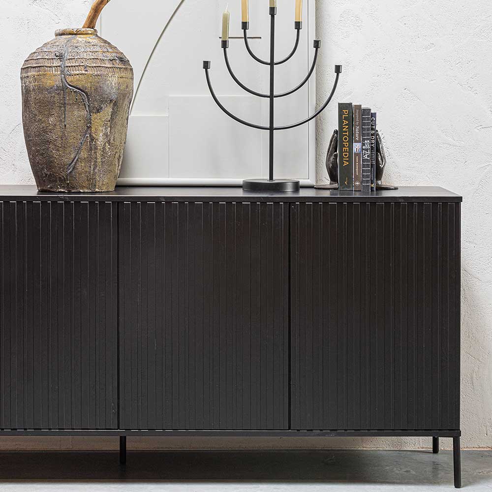 Elegantes schwarzes Sideboard im Wohnzimmer als Blickfang – Gelvins
