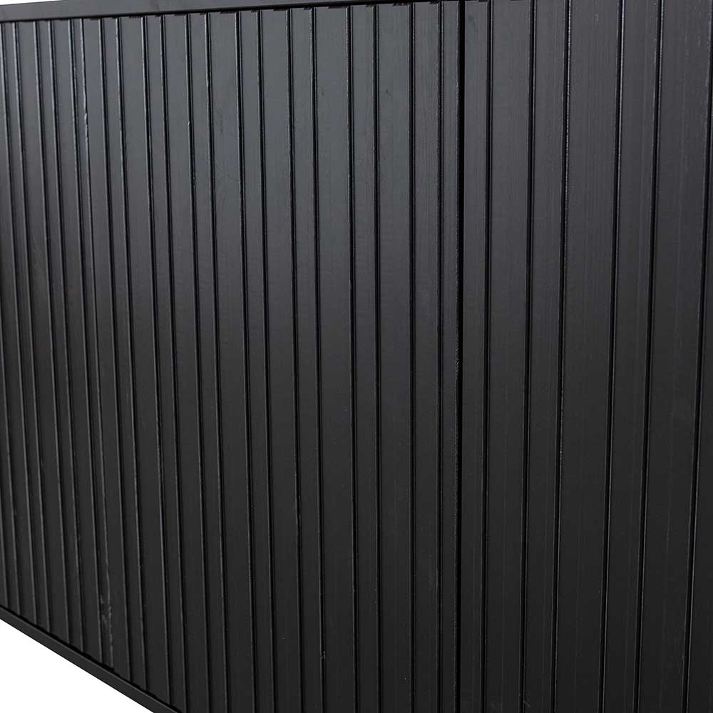 Strukturierte Front des schwarzen Sideboards mit vertikalen Rillen – Gelvins