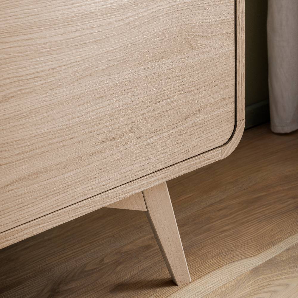 Konische Holzbeine des Sideboards in Eiche Holzoptik für stabilen Stand – Embrus