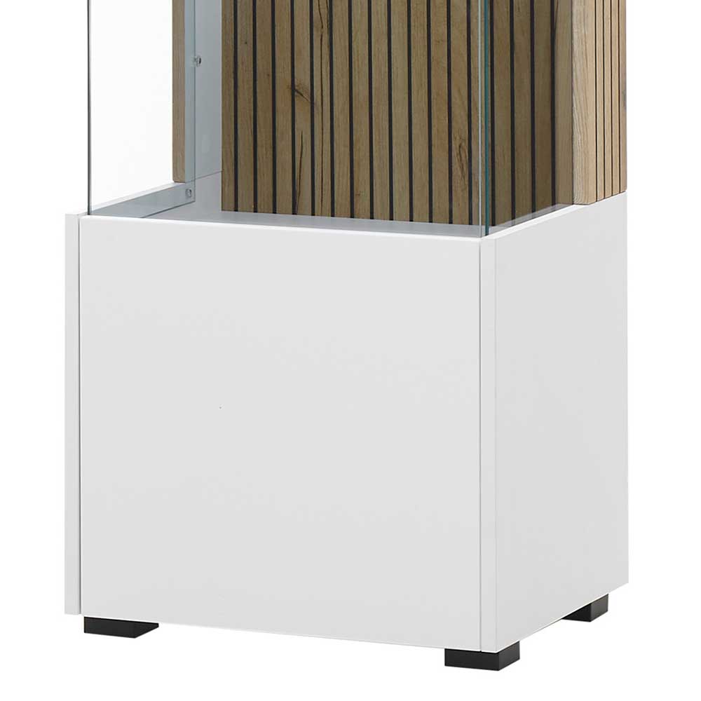 Sockelbereich der weißen Vitrine mit eleganten schwarzen Möbelfüßen – Nenaloro