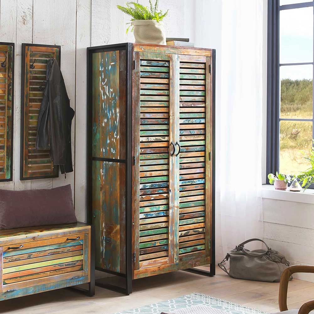 Shabby Chic Garderobenschrank mit bunten Lamellentüren und Metallgestell im Flur – Vosbadus