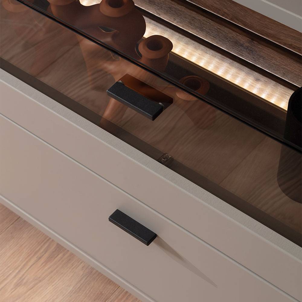 TV Board mit transparenter Glasplatte, schwarzen Griffen und beleuchtetem Dekorationsfach – Teorina