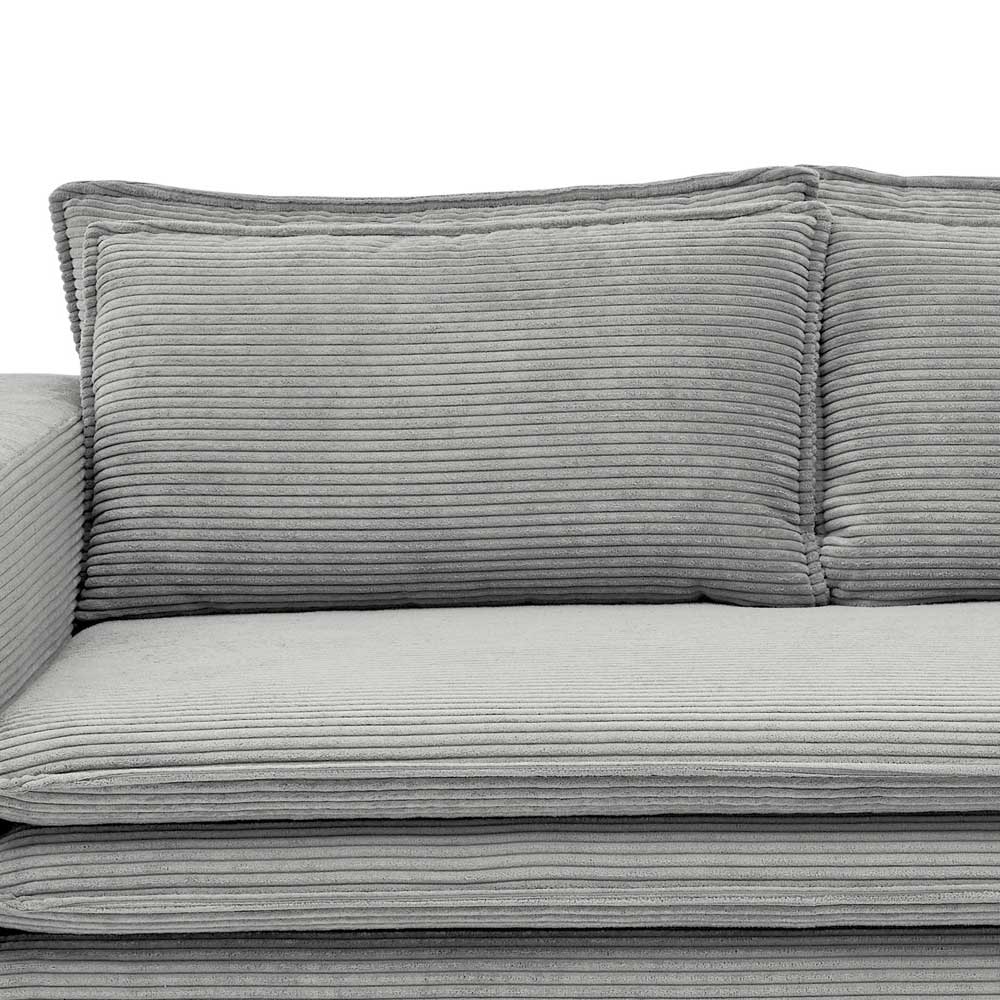 Nahaufnahme der Sitz- und Rückenkissen der hellgrauen Breitcord Couch – Tessina