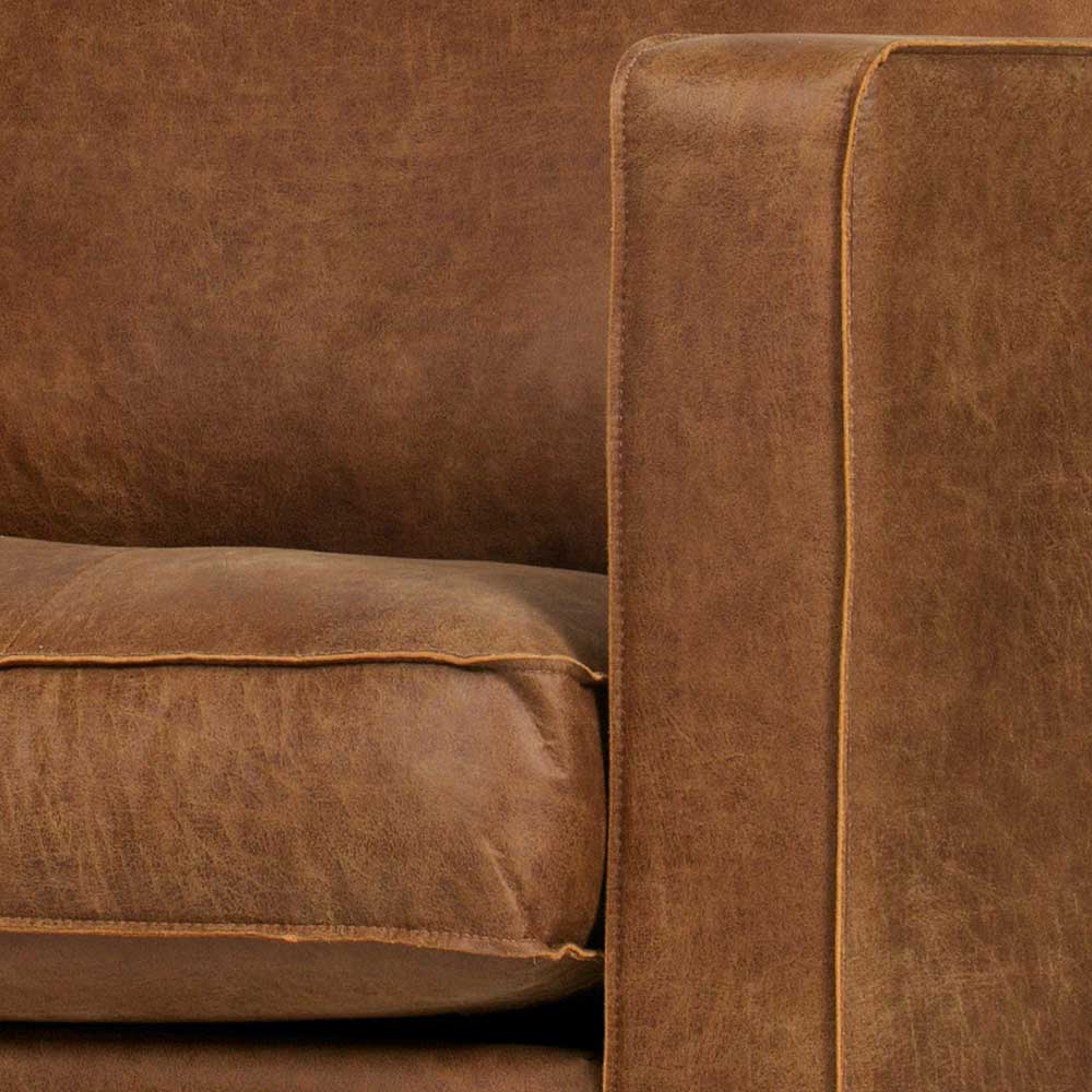Brauner Ledersessel in Cognac Detail von Armlehne und Sitzkissen mit feinen Ziernähten – Malik