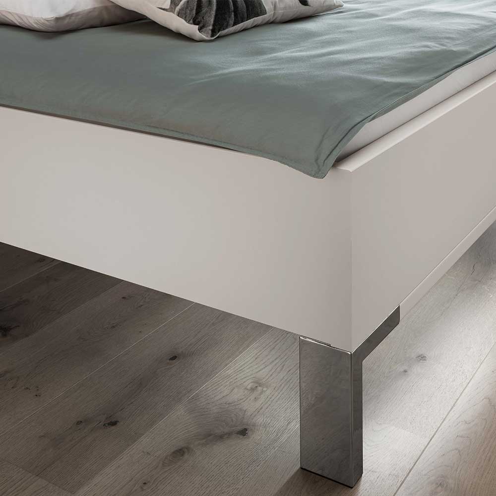 Bettrahmen Detailansicht mit glänzenden Chromfüßen und weißem Korpus für Schlafzimmer – Rocca