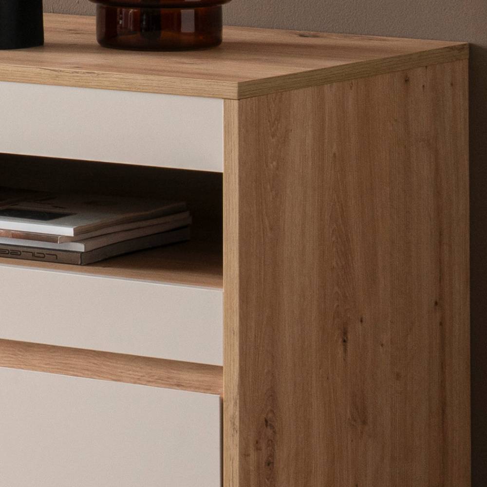 Rechte Seite des TV-Möbels mit robuster Ablagefläche und seitlicher Holzverkleidung – Spain