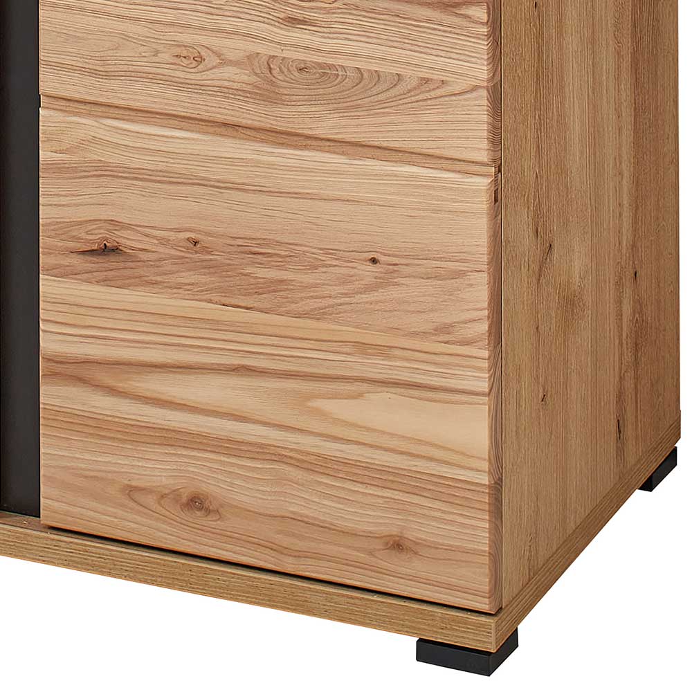 Stabile Basis des Highboards aus Holz mit schwarzen Füßen und robuster Seitenwand – Latenda