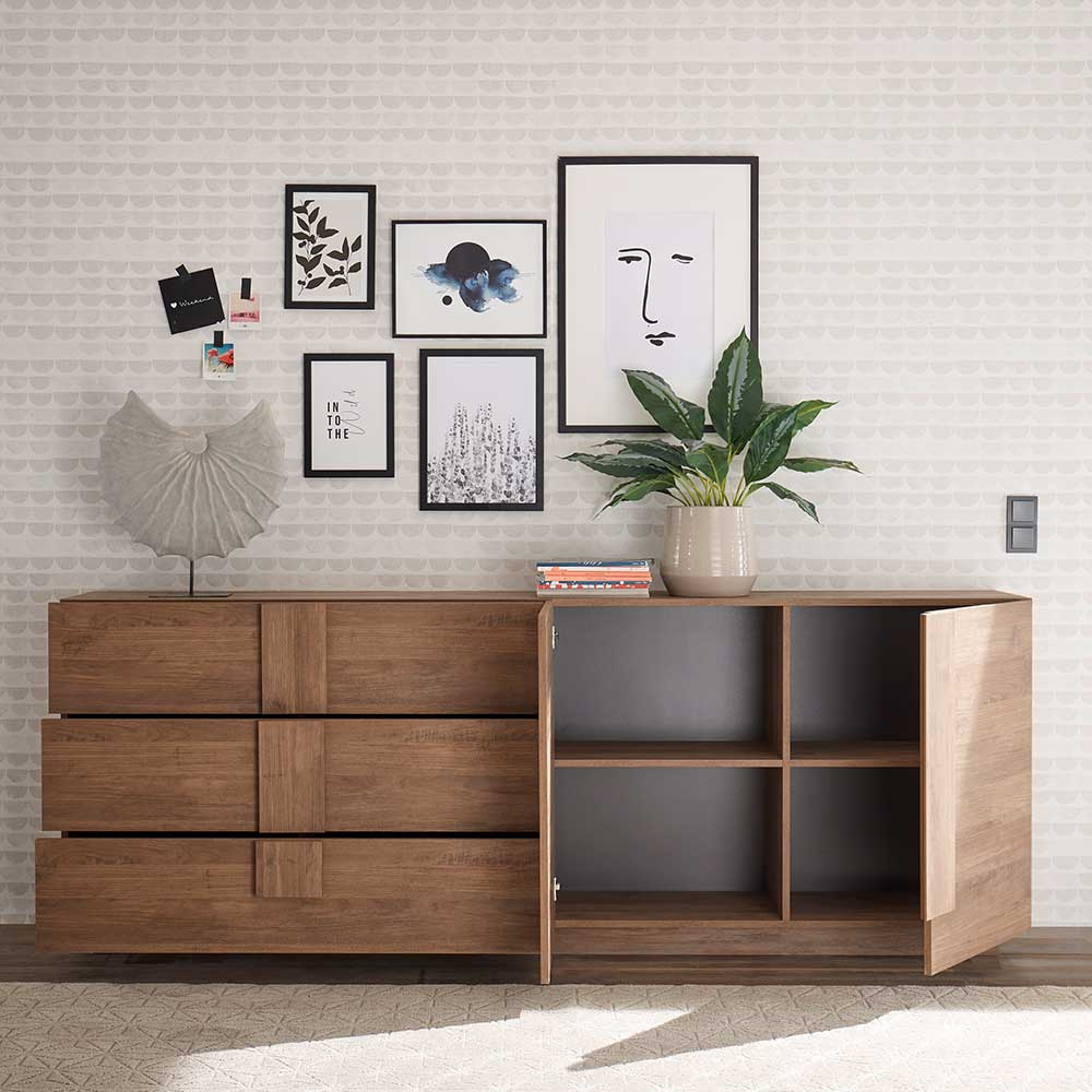 Sideboard aus Holz mit drei Schubladen und zwei offenen Türen in moderner Einrichtung – Basento